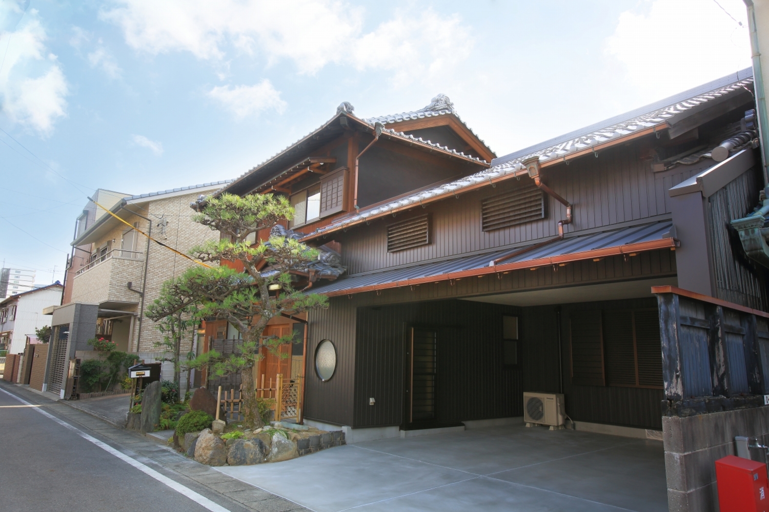 黒い壁の日本家屋