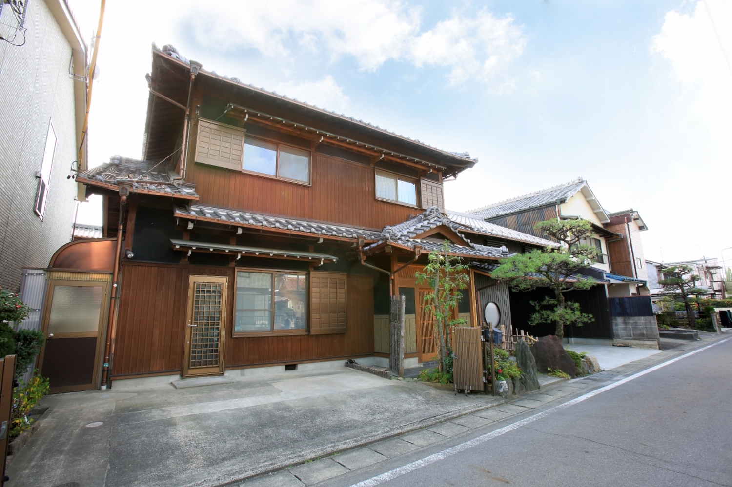 黒い壁の日本家屋