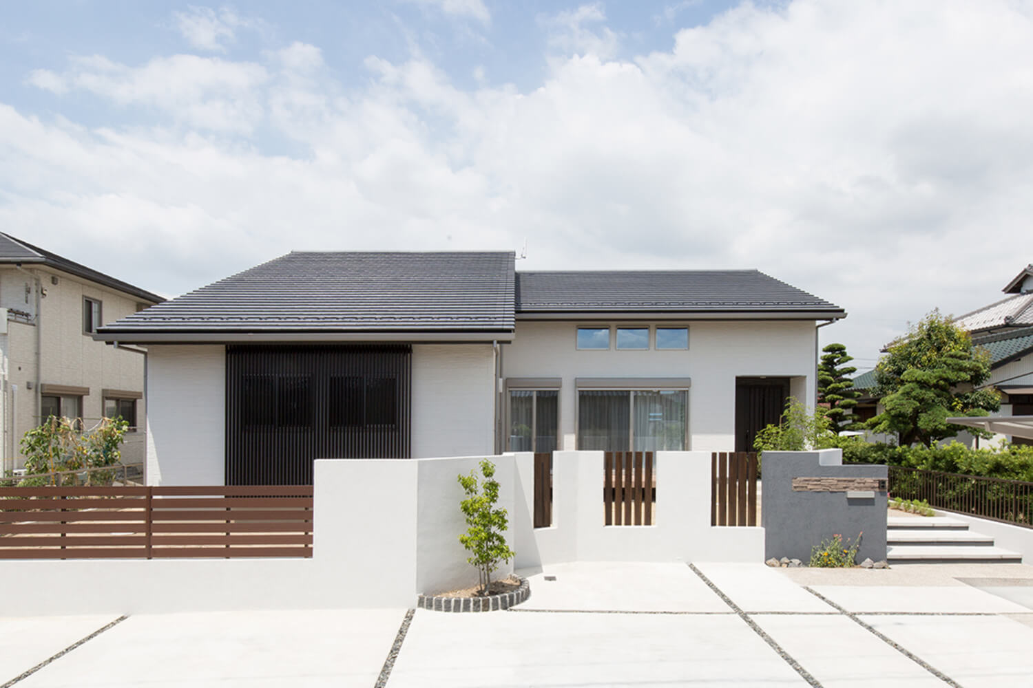 【注文住宅】美しく流れる屋根が目をひく、白い壁の平屋住宅