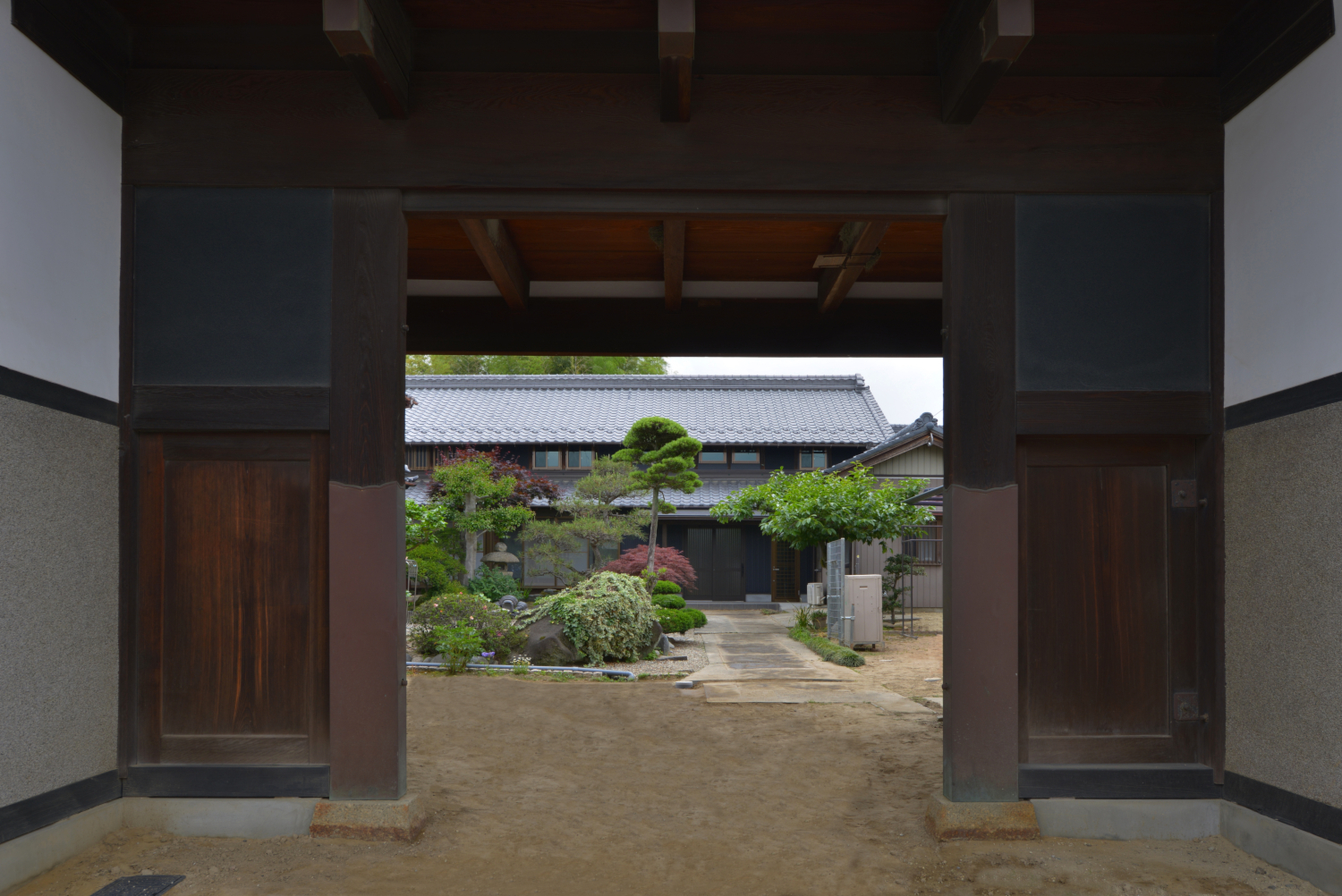 古民家再生 玄関に光が遊ぶ 美しい古民家 愛知県 岐阜県で新築 注文住宅を建てる新和建設のフォトギャラリー