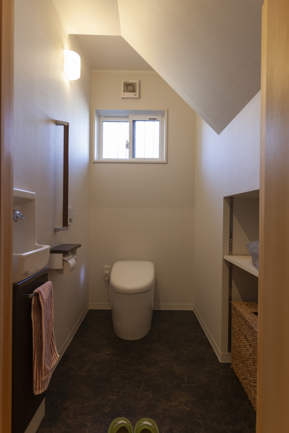 階段下のスペースを利用したトイレの画像