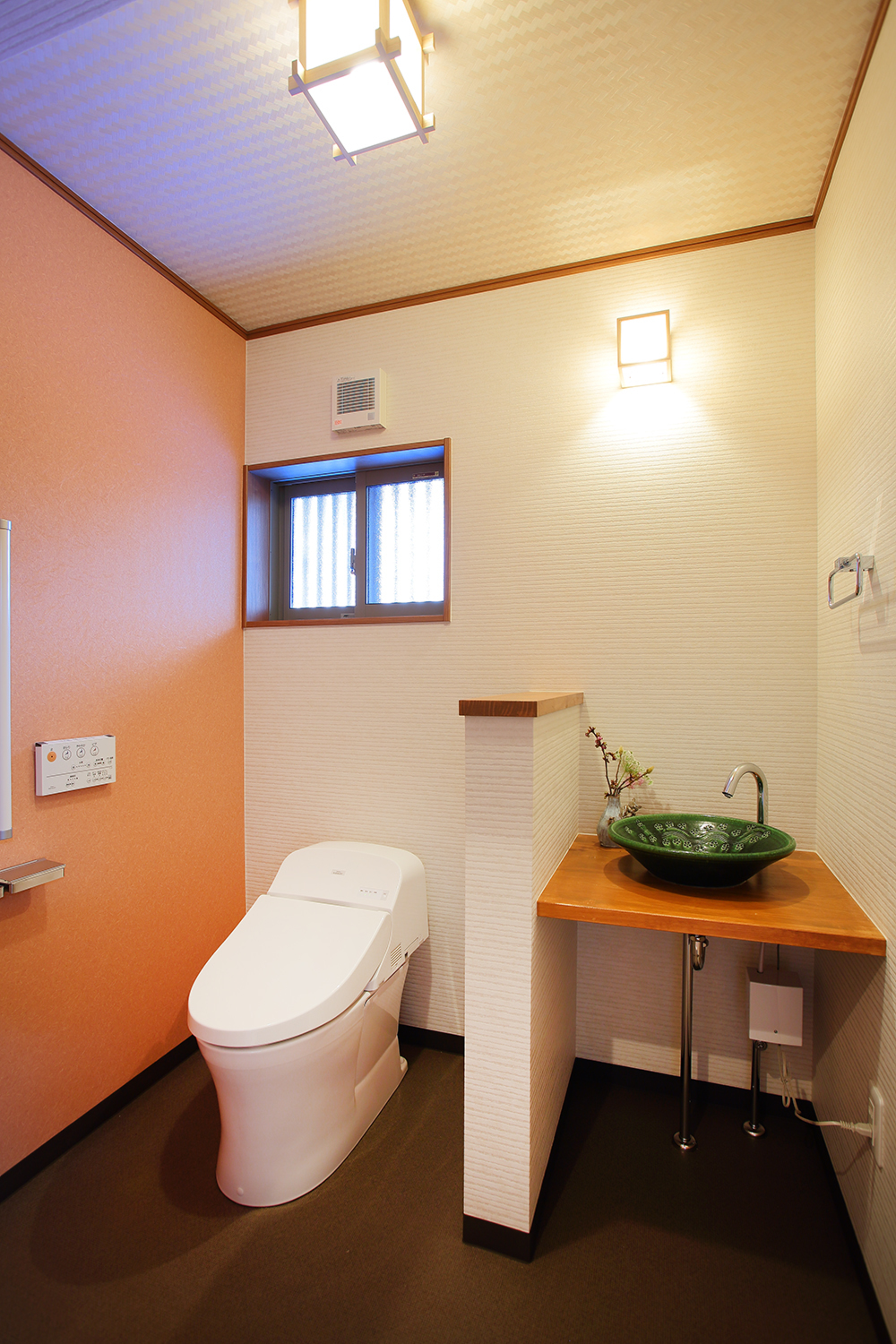 橙色が映えるトイレ