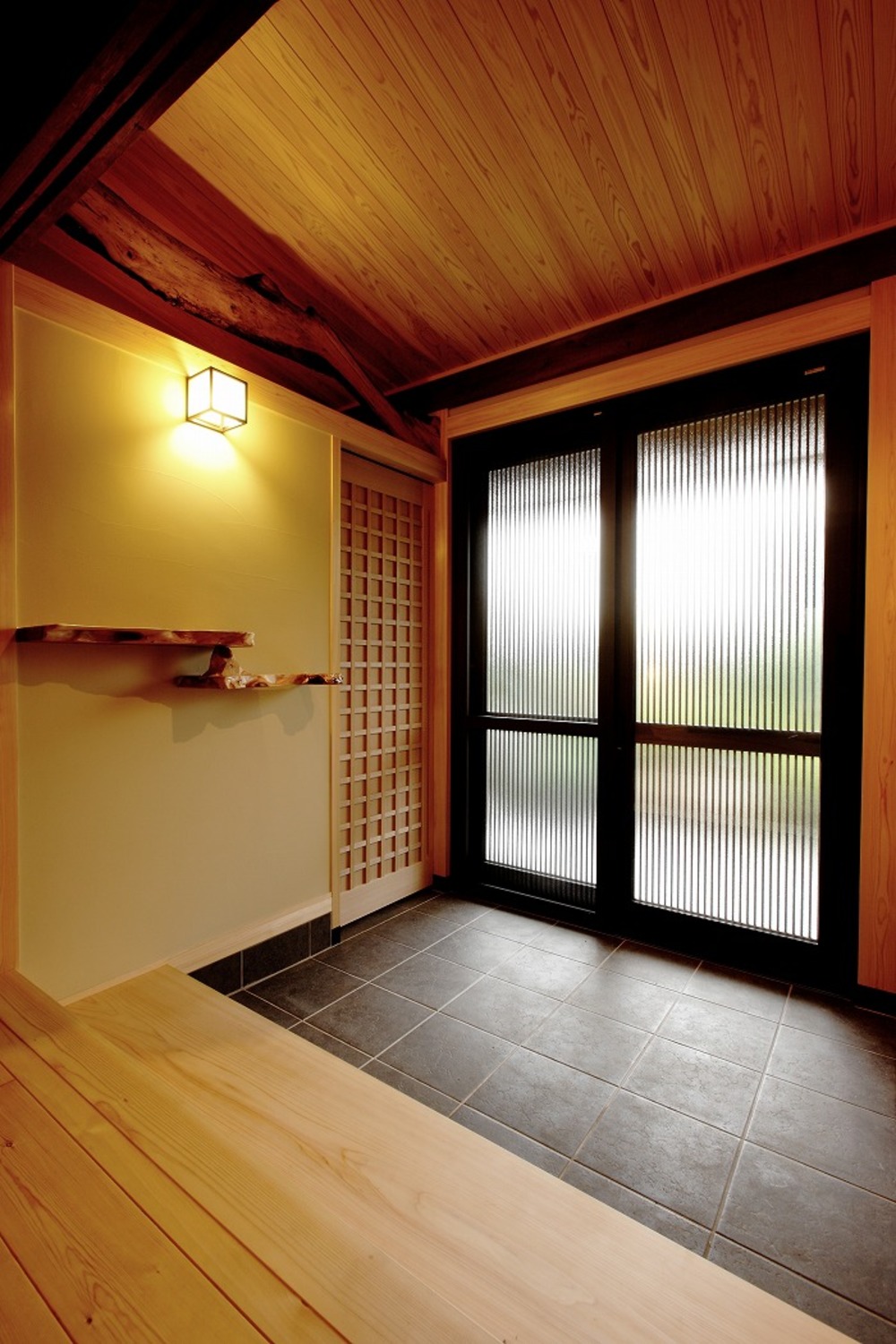 美しく改修された日本家屋の玄関