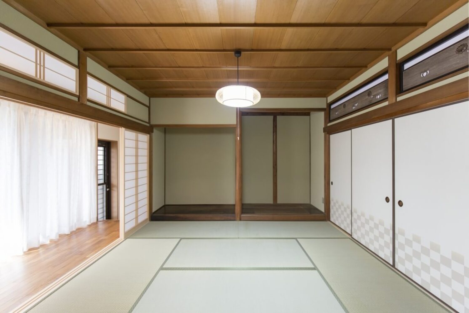 新しい畳で心地よい空間となった和室