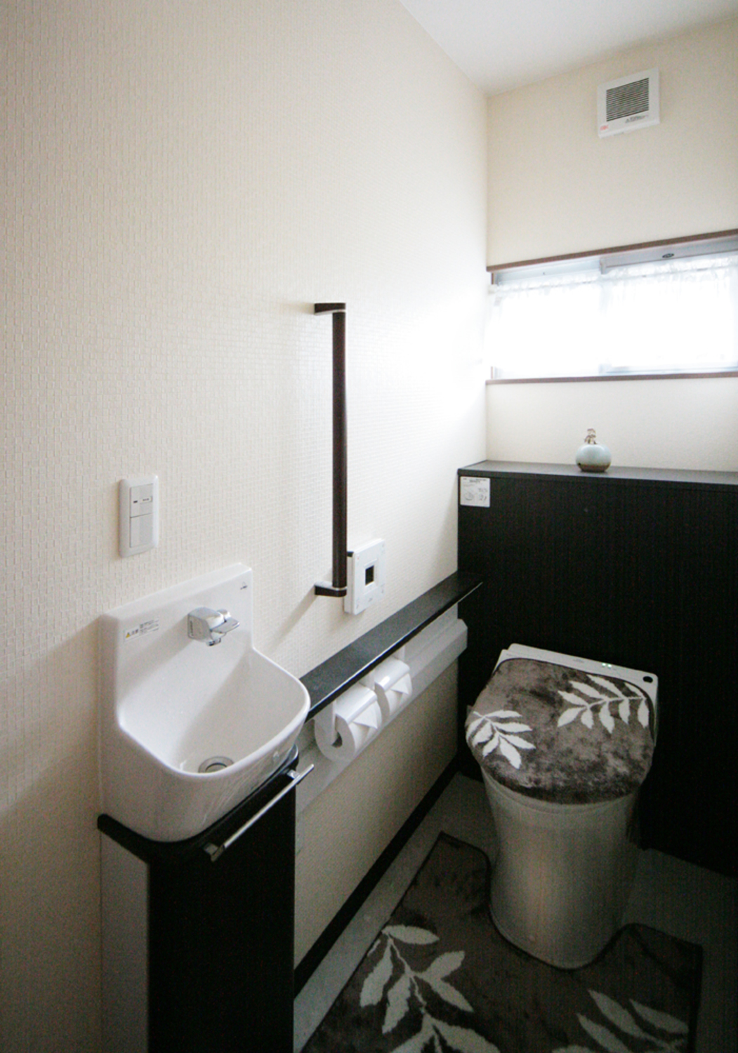 白と黒を基調としたシックなトイレの画像