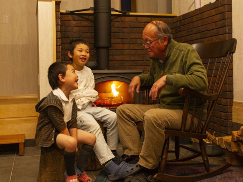 暖炉とおじいさんと孫