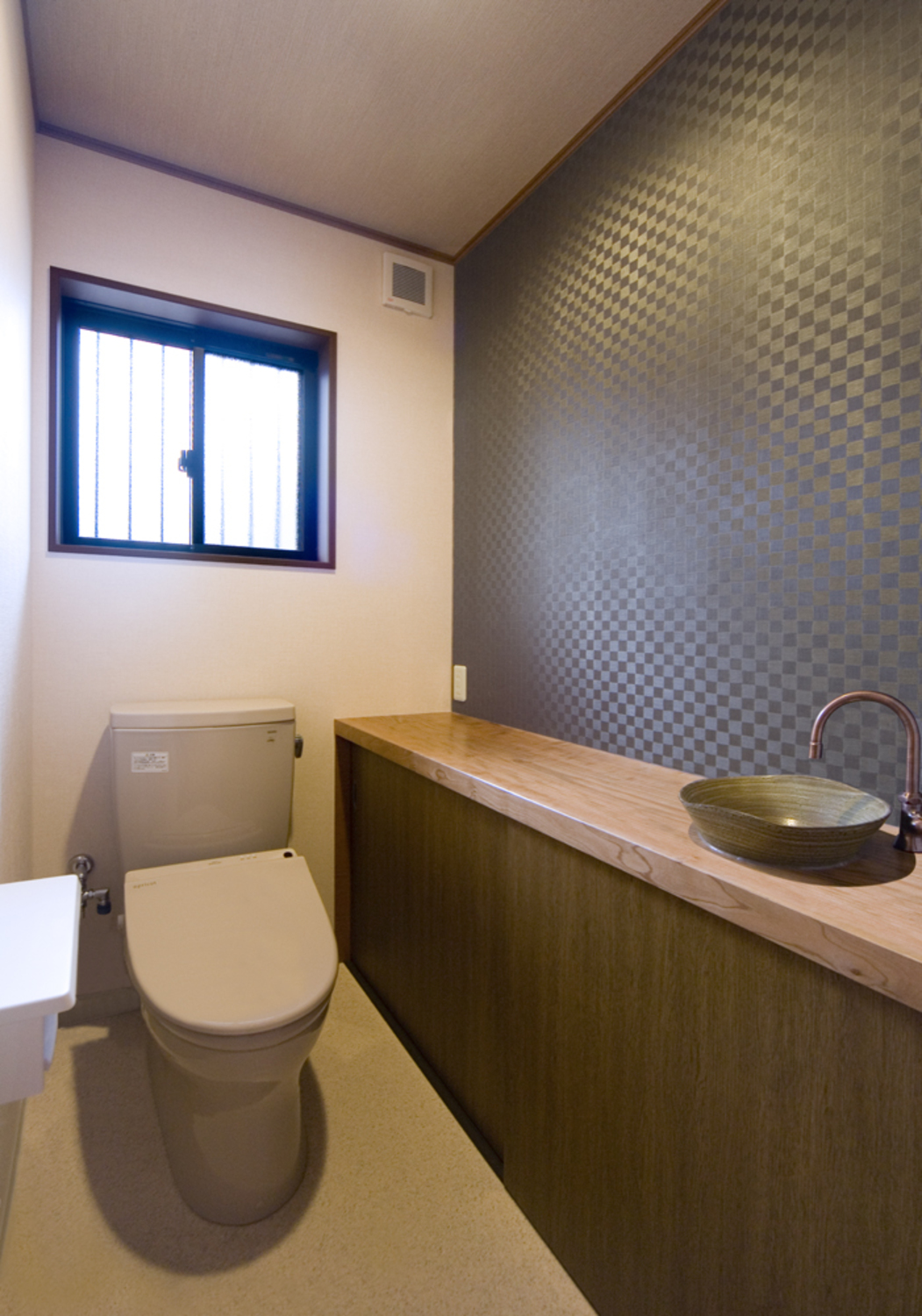 和モダンで手洗い場もおしゃれなトイレの画像