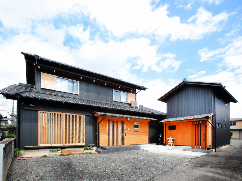 黒い外壁の日本家屋
