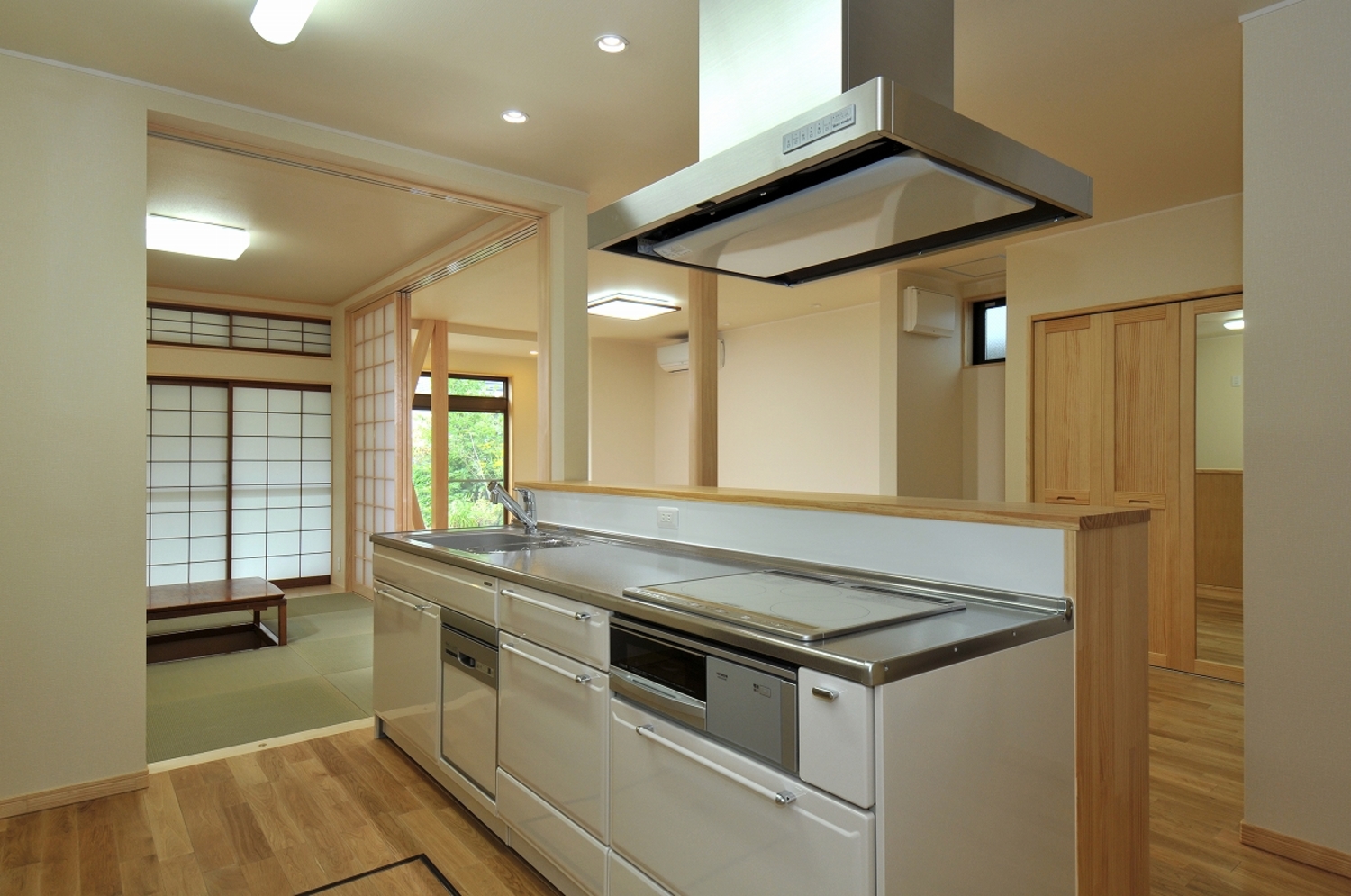 シンプルなデザインのキッチンがある画像