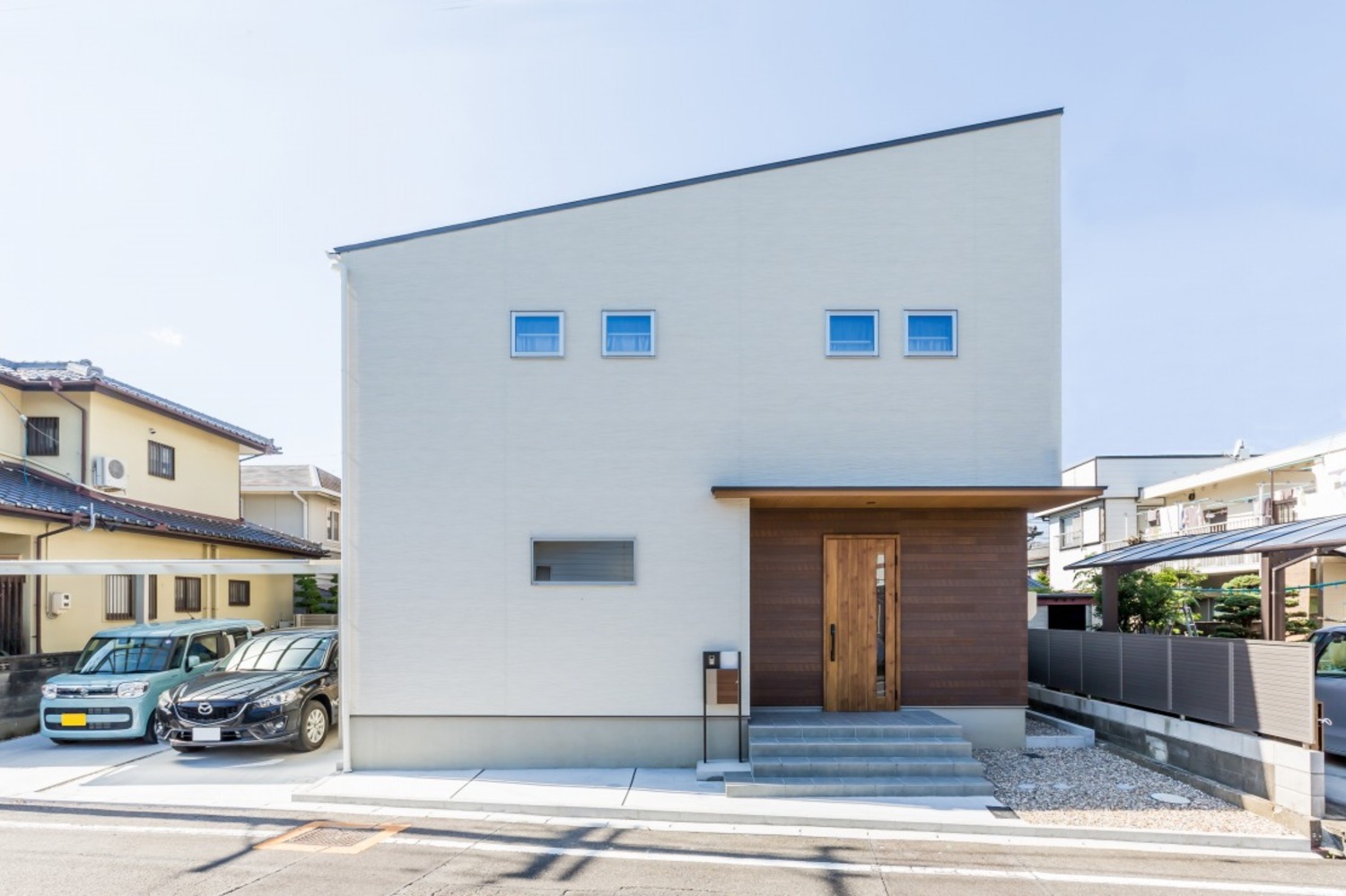 片流れ屋根のシンプルモダンな住宅