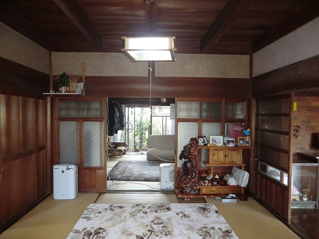 改修される前の古い居間の画像