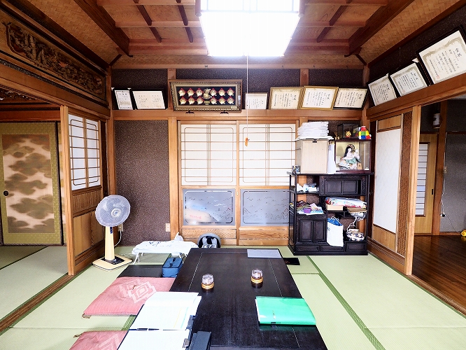 古い日本家屋の和室