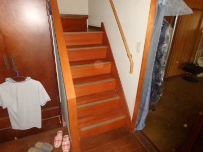 古い民家の急な階段