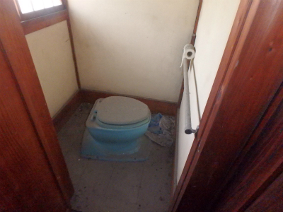 古い民家の狭いトイレ
