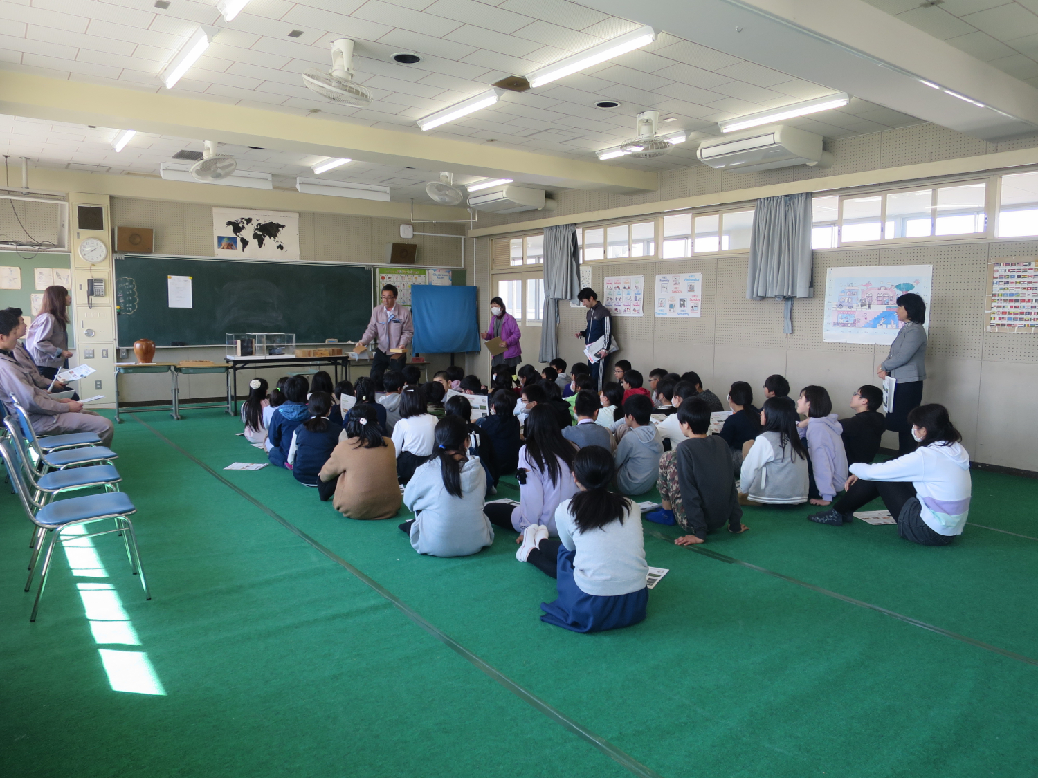 授業を受ける小学生の様子