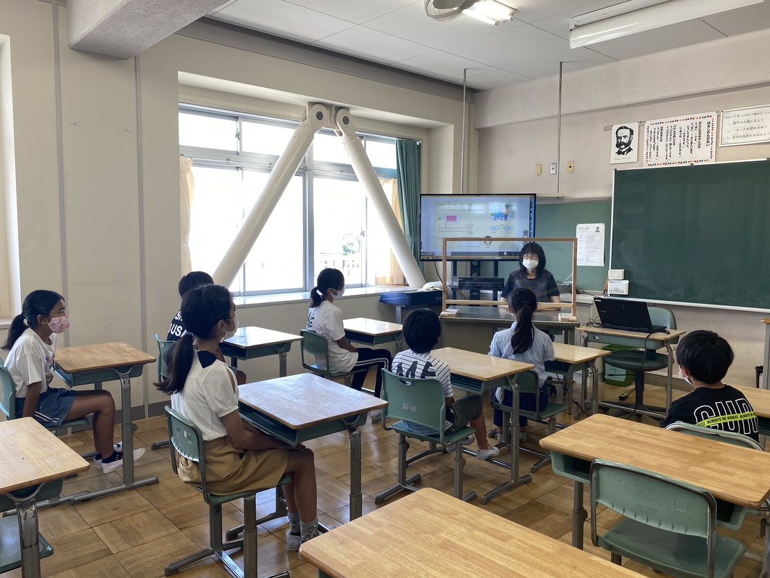 小学校の教卓に衝立