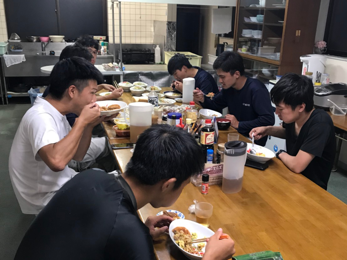 寮の食事風景