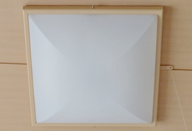 プッシュ式の四角い照明器具の画像