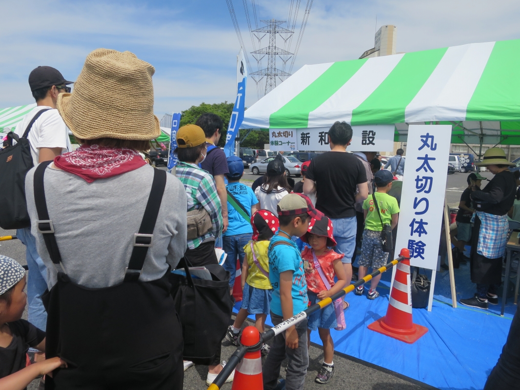 わいわいカーニバルの丸太切り体験コーナー