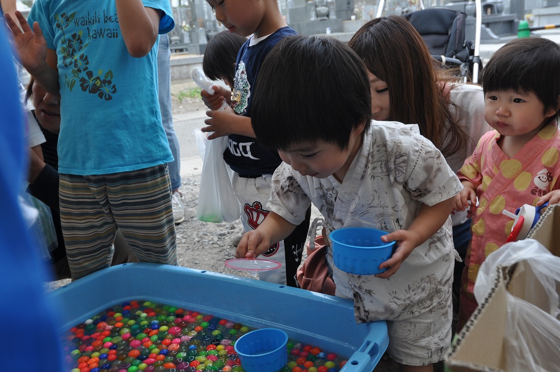 金魚すくいをする子ども