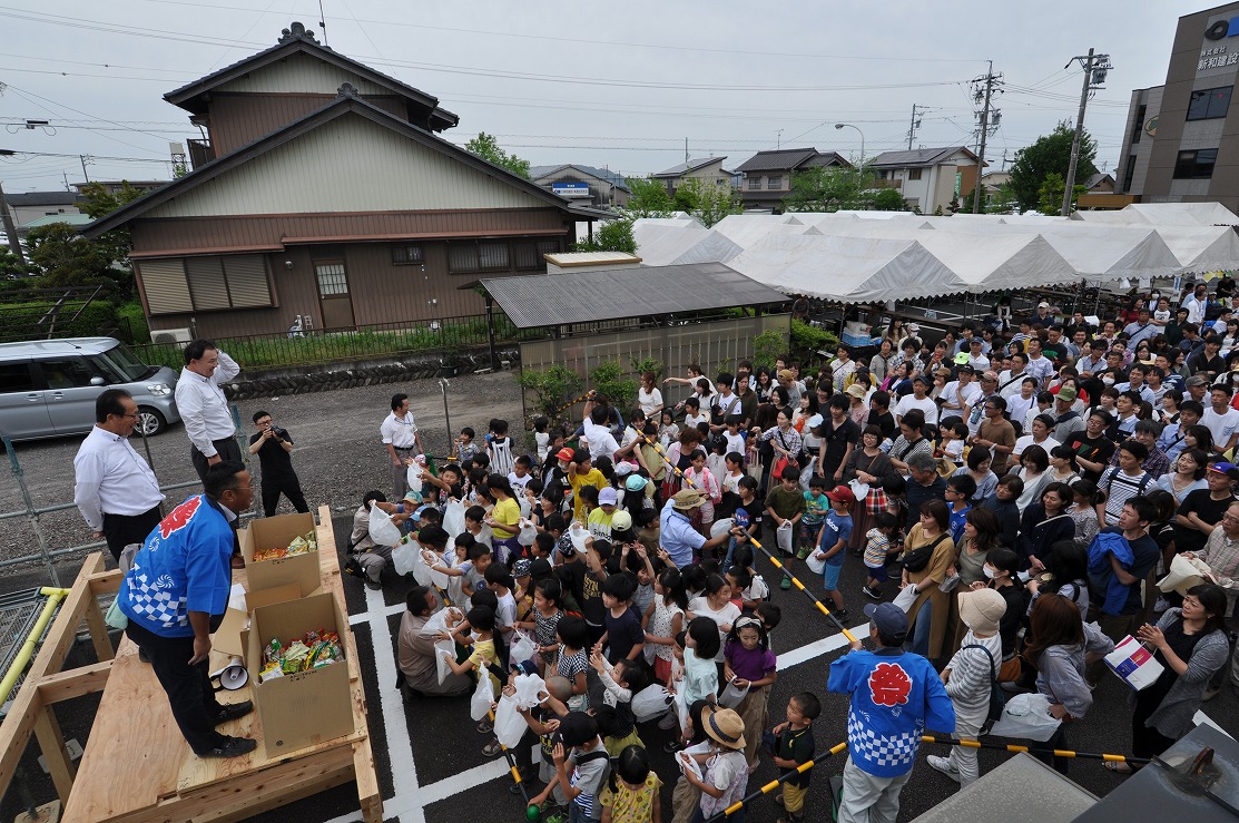 餅まきの様子