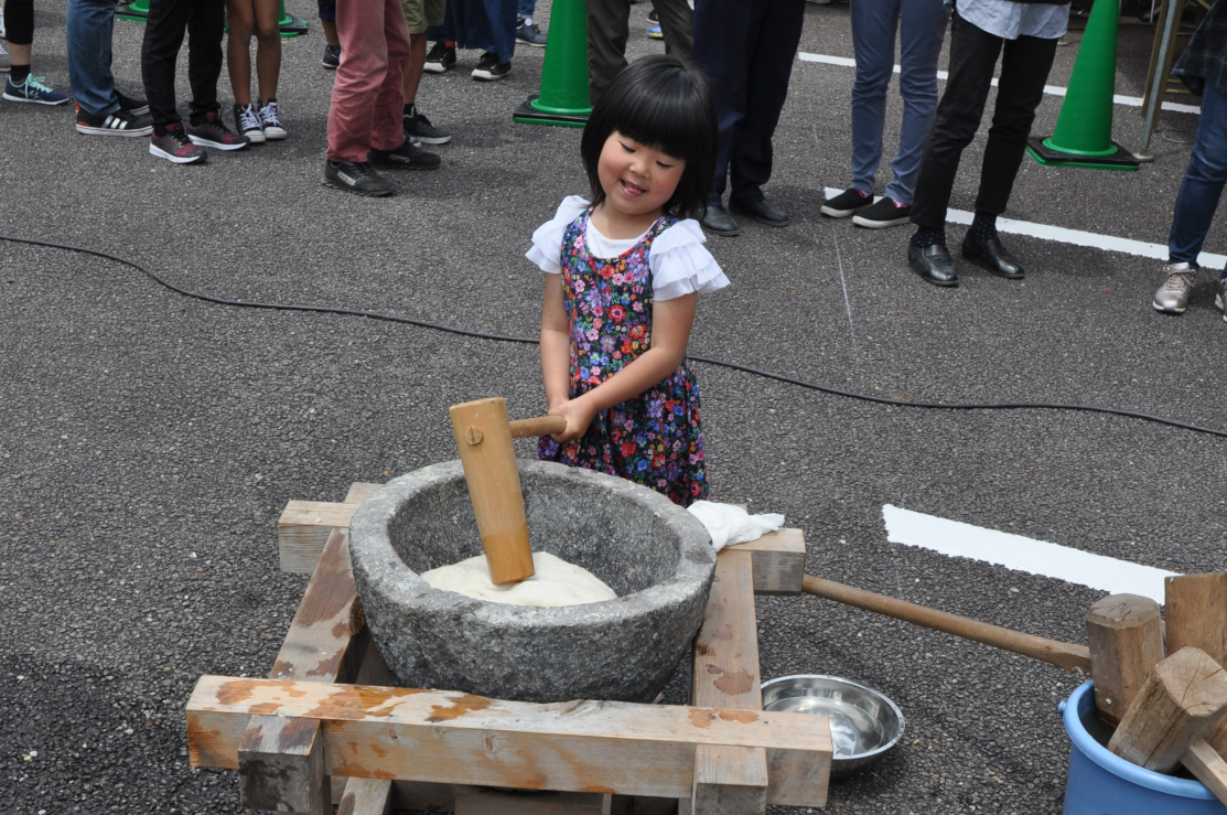 お餅つきをする子ども