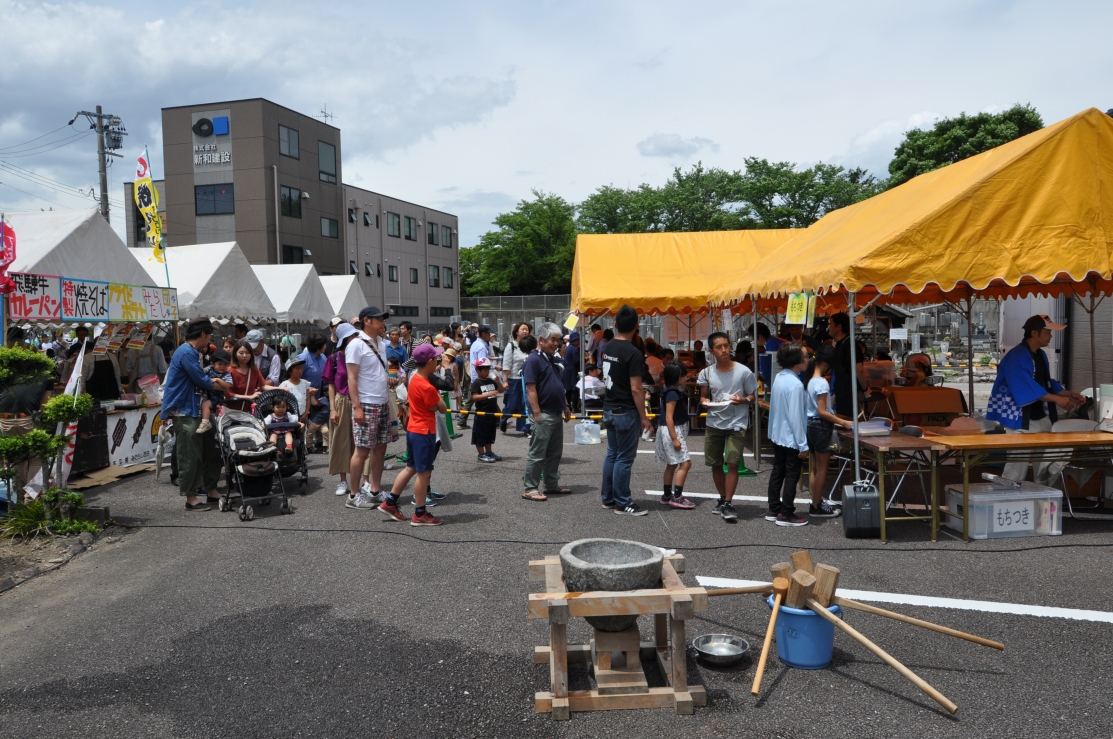 お祭りのにぎわいの様子