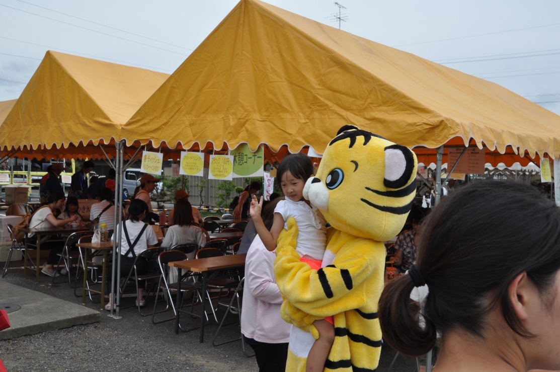 着ぐるみに抱かれる子ども