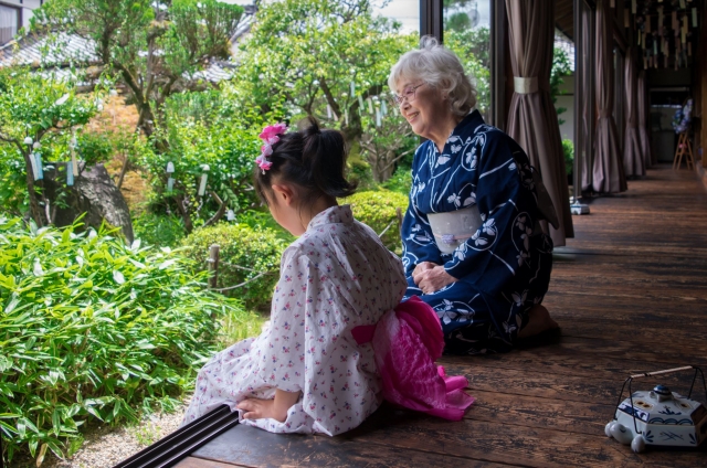 二世帯住宅に住む孫とおばあちゃんの画像