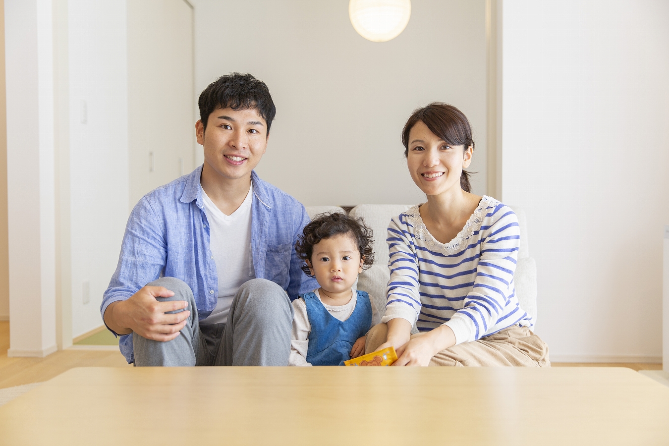 若いご夫婦とお子さんのお写真