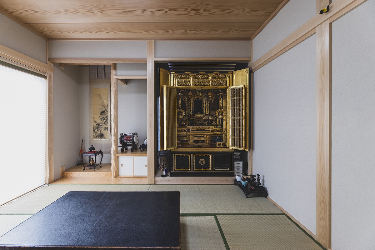 立派な仏壇のある和室