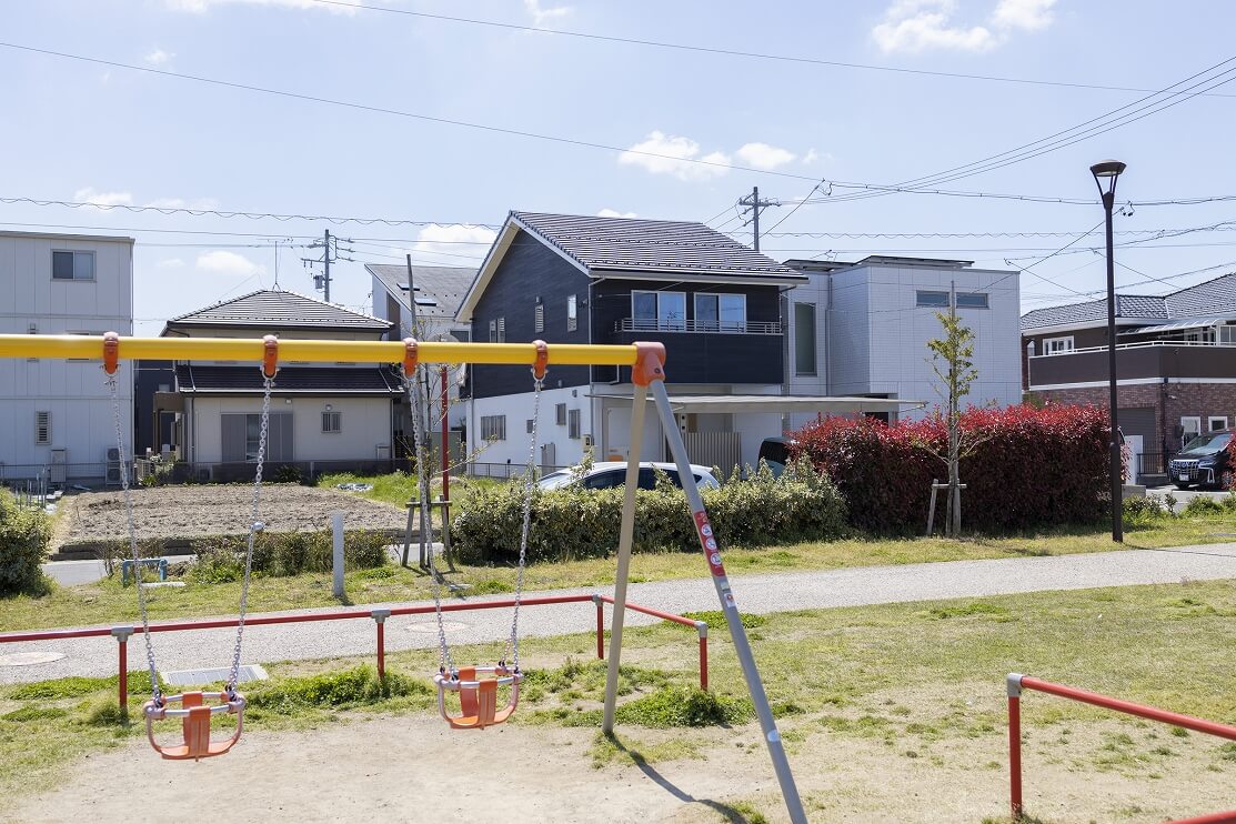 住宅の前に広がる公園