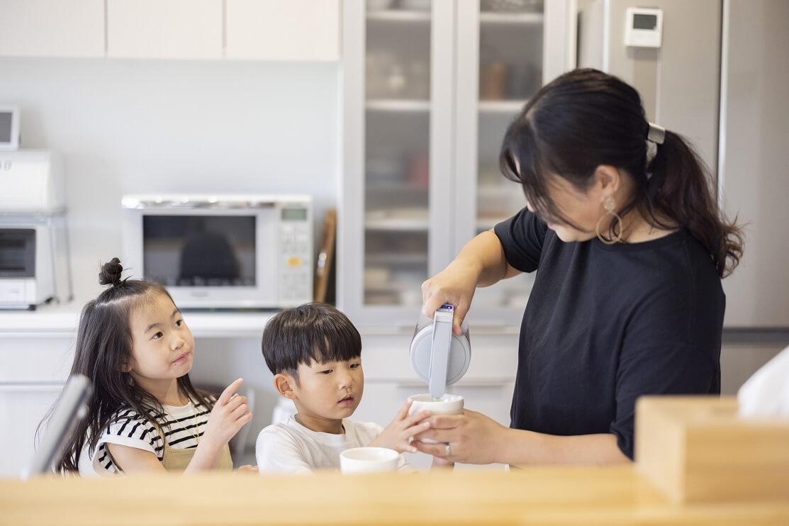 キッチンに集まる子どもだち