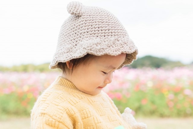 花畑にいる子ども