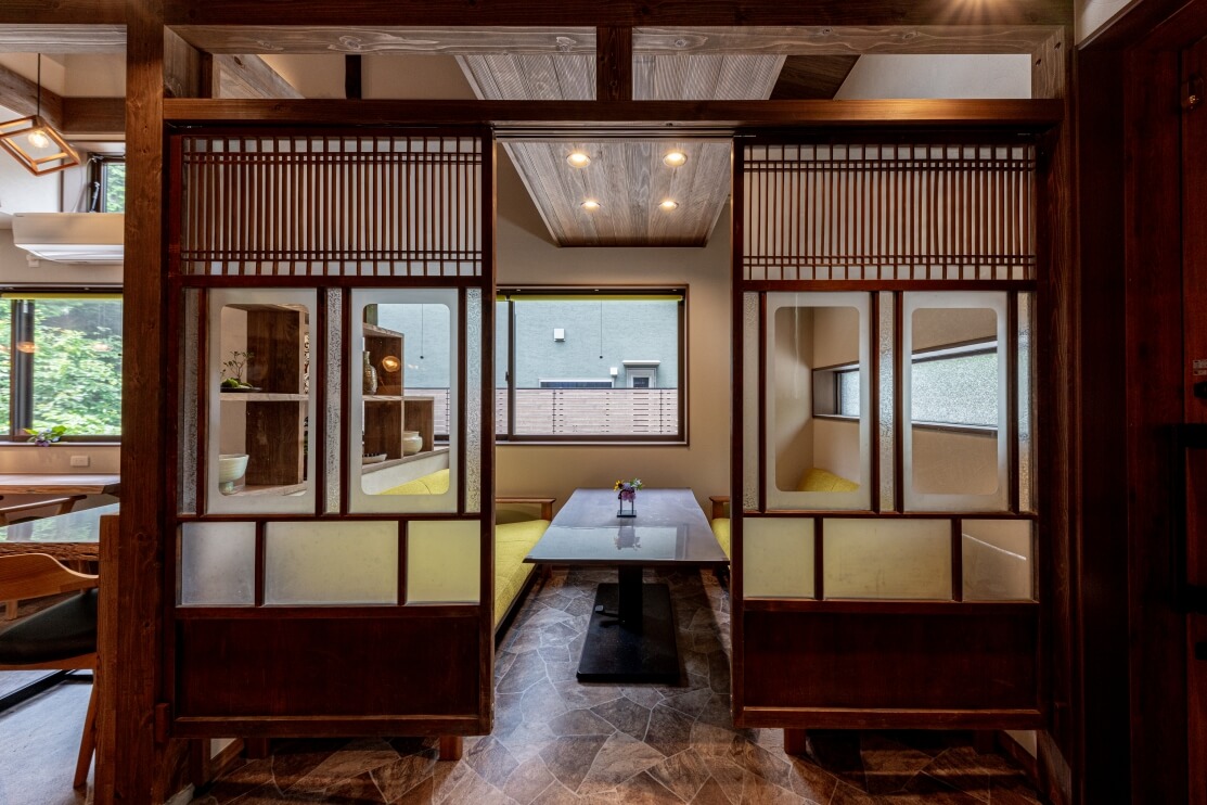 古い建具を使った古民家カフェ