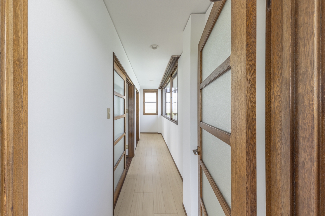 建具を再利用した廊下