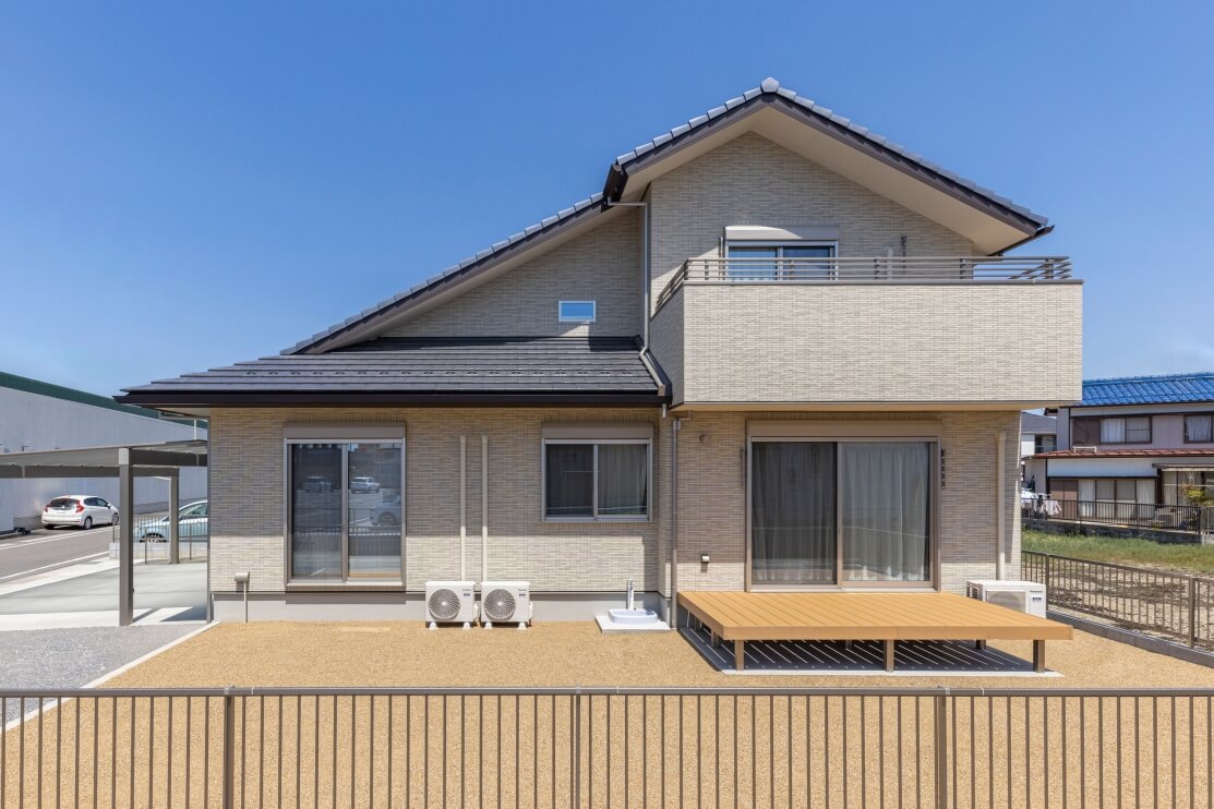 大屋根と全面タイルの外観