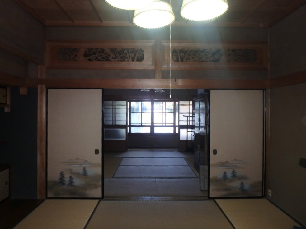 暗い和室