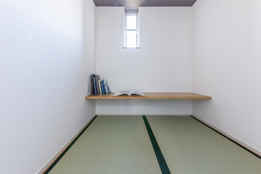 落ち着く畳敷きの書斎