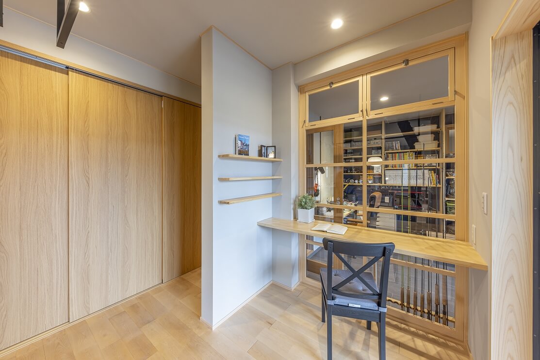 趣味部屋が眺められるワークスペース